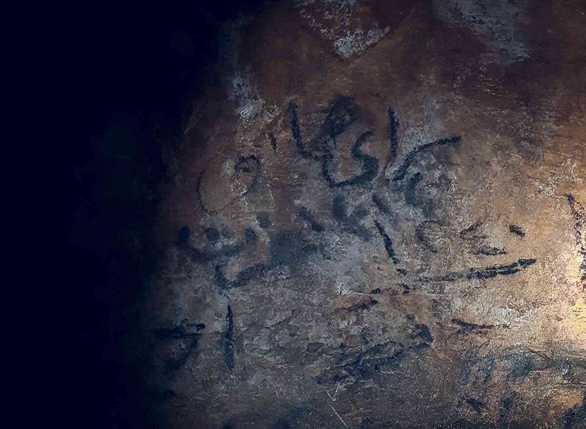 Doğa araştırmacılarından oluşan 4 kişilik ekip, Safranbolu’da bulunan Türkiye’nin 4'üncü büyük mağarası olan Bulak'ta (Mencilis) araştırma ve inceleme yaptı.<br><br>İnceleme yapan ekibin içerisinde doğa araştırmacıları Cemil Belder, Cemal Özbek, Ümit Çolakoğlu ve Bahadır Öztürk bulunuyordu. Yeraltının gizemli dünyasını araştırmak ve doğal güzellikleri gün yüzüne çıkarmak için araştırma yapan ekip, kask kameraları ile 10 saat süren yolculuğu saniye saniye kayıt etti.