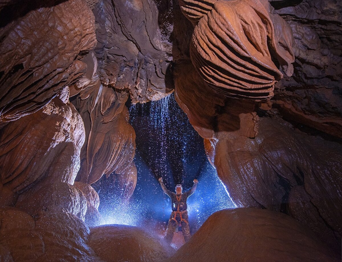 Kimi zaman yürüyerek kimi zaman tırmanarak ilerledikleri zorlu parkurda tırmanış ve inişlerde yaşanan güçlükler kameraya yansıdı. Cemil Belder, mağarada inceleme yaparken mağaranın 2 bin 150’nci metresinde duvarda Arap harfleri ile yazılmış bir not gördü. Gördüğü notu fotoğraflayıp kayıt altına aldı. Hattat yardımıyla Türkçeye çevrilen 1261 (1845 Miladi) tarihli notta, “İkiniz orada mısınız? Biz burada (sizi) arıyoruz. Feyzi - İzzet” yazdığı öğrenildi.<br><br>
