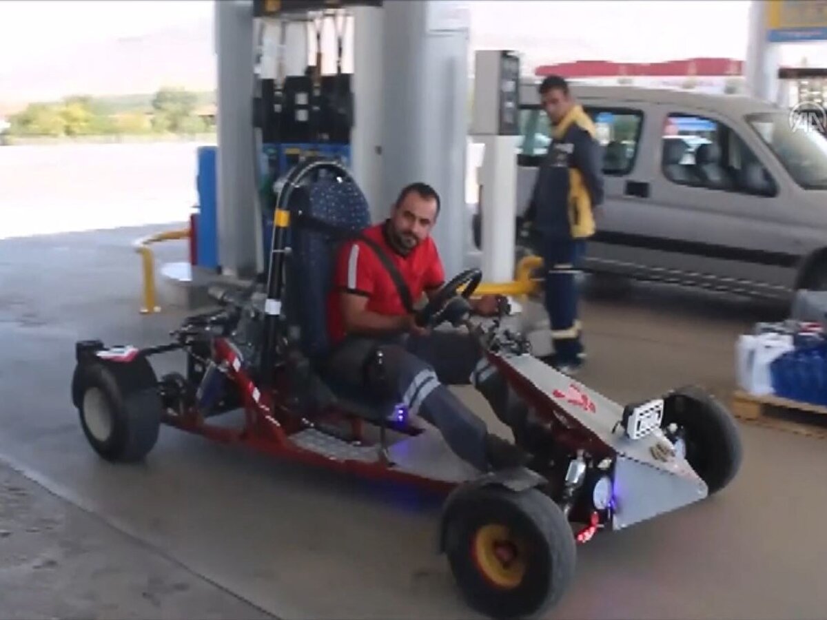 Özcan, AA muhabirine, çocukluğundan bu yana araç yapmak istediğini, sanayide hurda ve kullanılmayan parçaları toplayarak yaklaşık 3 yılda bu aracı ürettiğini anlattı.<br><br>