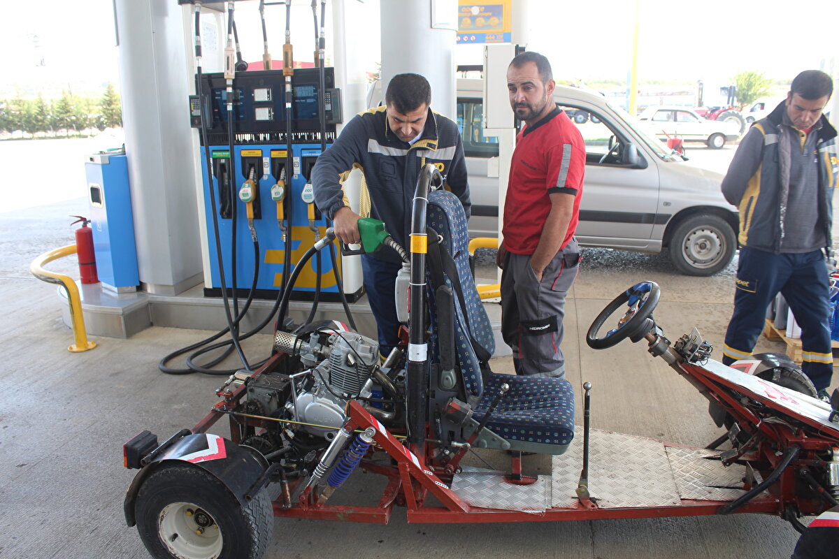 Özcan, belediyenin garajında boş kaldığı vakitlerde çalışarak benzinle çalışan 5 vitesli 70 kilometre hıza ulaşan bir araç yaptı.<br><br>