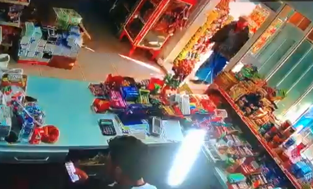 Durumu markete ekmek getiren fırın çalışanı fark etti. Fırın çalışanının ayakkabılarını neden çıkardığını sorduğu adamın, Market kirlenmesin. Ben de esnaflık yaptım. Araziden geliyorum dediği öğrenildi. Yaşanan o anlar ise işyerinin güvenlik kamerasına yansıdı.<br>