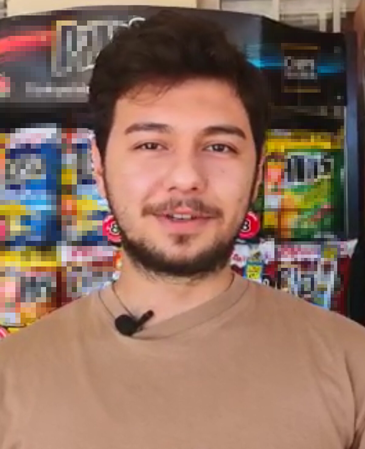 Market sahibi Hasan Çetin, Sabah saatlerinde markete bir amca geldi. 55-60 yaşlarındaydı. Ayakkabılarını çıkarmış girmiş, ben fark etmedim. Ekmek getiren fırıncı görmüş. Bana 'Senin bu adamı alkışlaman lazım' diyerek içeri girdi. Ben de ne oldu dedim. Amcaya baktım ayakkabı yok, çorap var üzerinde. Amca da bana 'Yerler kirlenmesin amcam, ayakkabılar kirli' dedi. Ben de 'Olur mu' dedim. 'Temizleriz' dedim. Şaşırdık. Hiçbir müşterimizden öyle bir beklentimiz yok. Amca bizi mahcup etti dedi.<br>