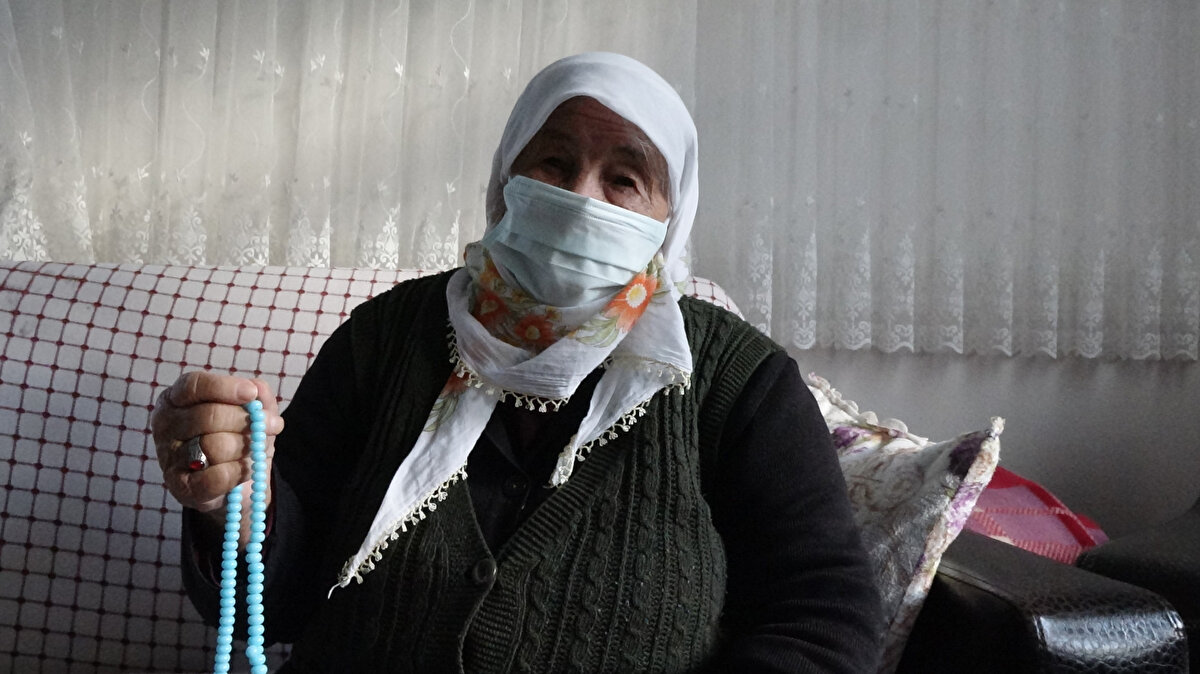 Temel Özkan da eşi ve annesinin testlerinin pozitif çıkmasına rağmen kendisinin iki kez testinin de negatif çıktığını söyledi.<br><br>