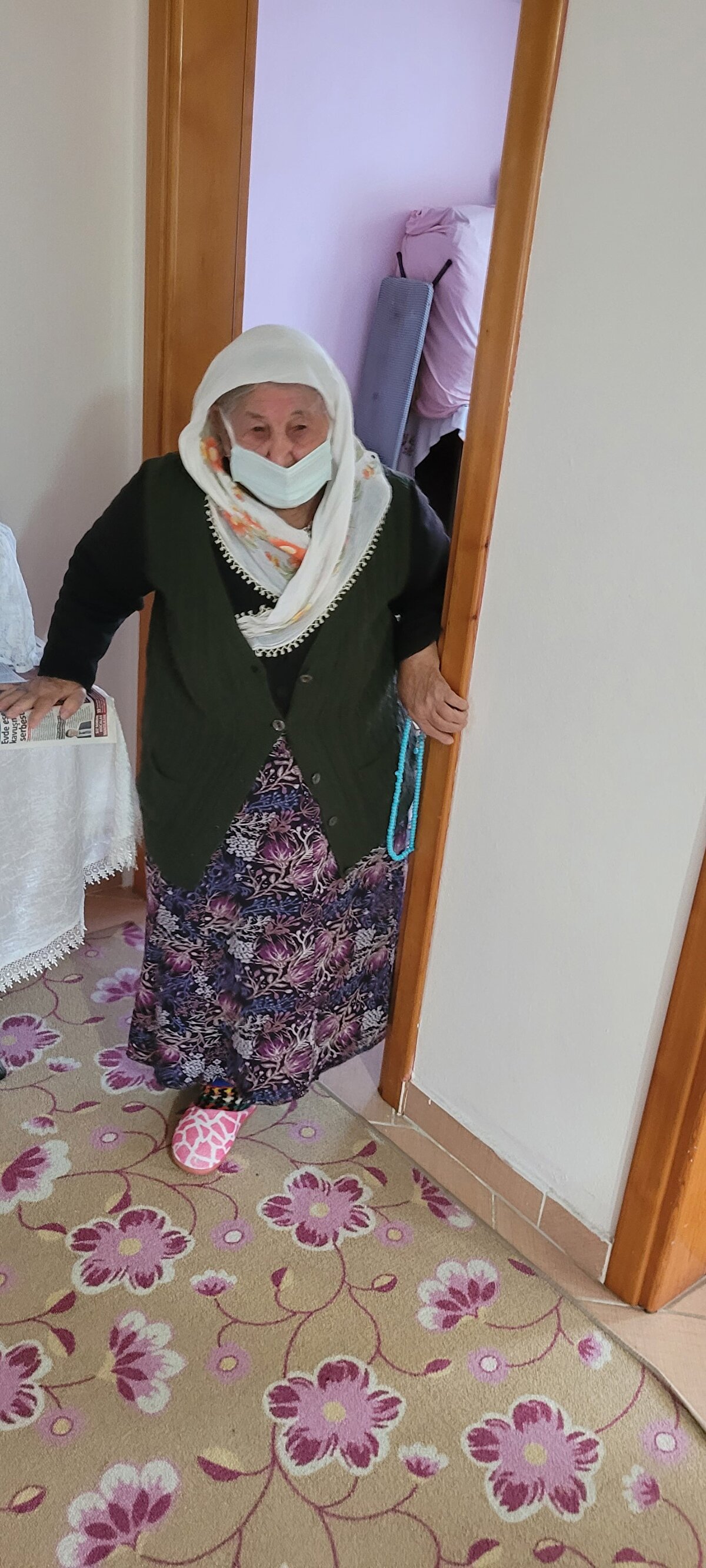 Çok çektim ama şükrolsun, demek ki ömrüm vardı. diyen Özkan, aşı yaptırmayanlara da çağrıda bulunarak, Benden onlara tavsiye; hiç korkmasınlar, bunun bir zorluğu yoktur. İki kere omuzumdan iğne yaptılar, hiç duymadım. Aklı olan aşısını yaptırsın. Yaptırmayan hiç iyi bir şey yapmıyor. Devlete kökten teşekkür ediyorum. Allah ömrünü uzun etsin. diye konuştu.<br><br>