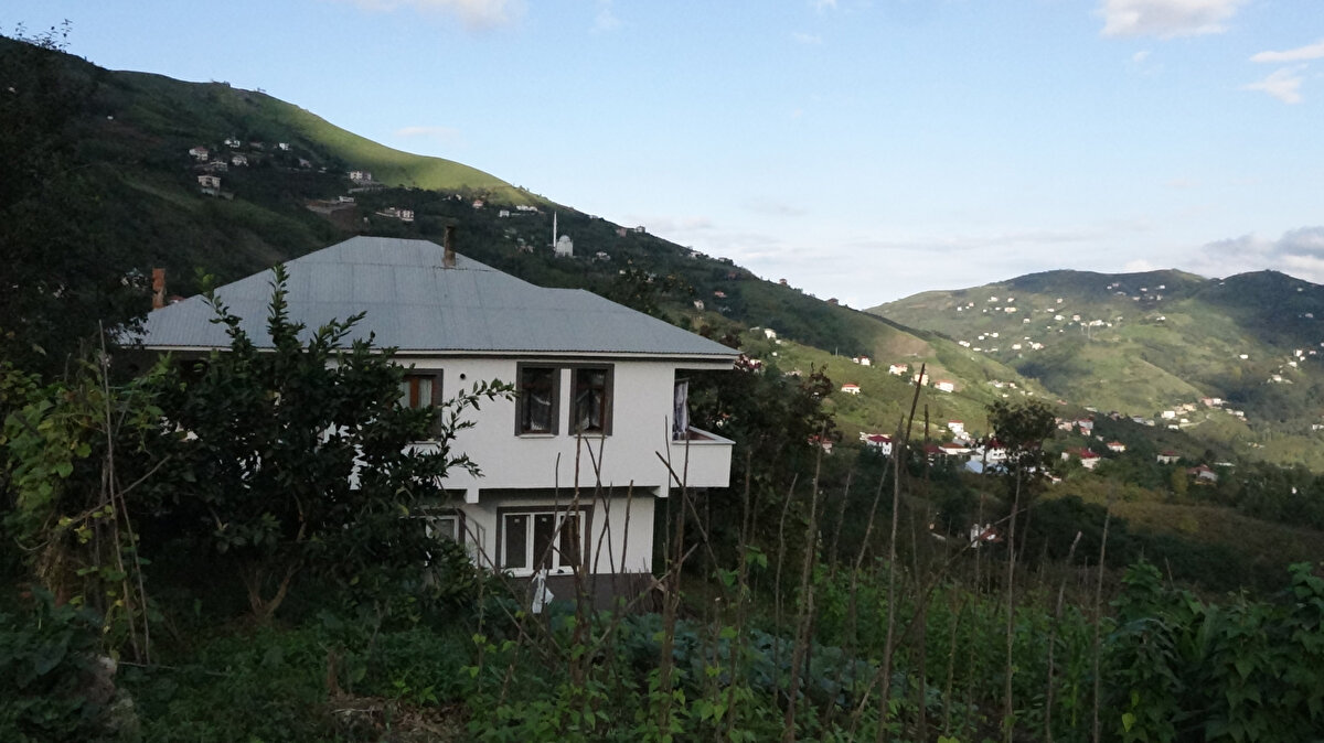 106 yaşındaki Nuriye Özkan, çeşitli rahatsızlıkları olduğunu ve yaşlılığı dolayısıyla zaman zaman zorluklar yaşadığını söyledi.