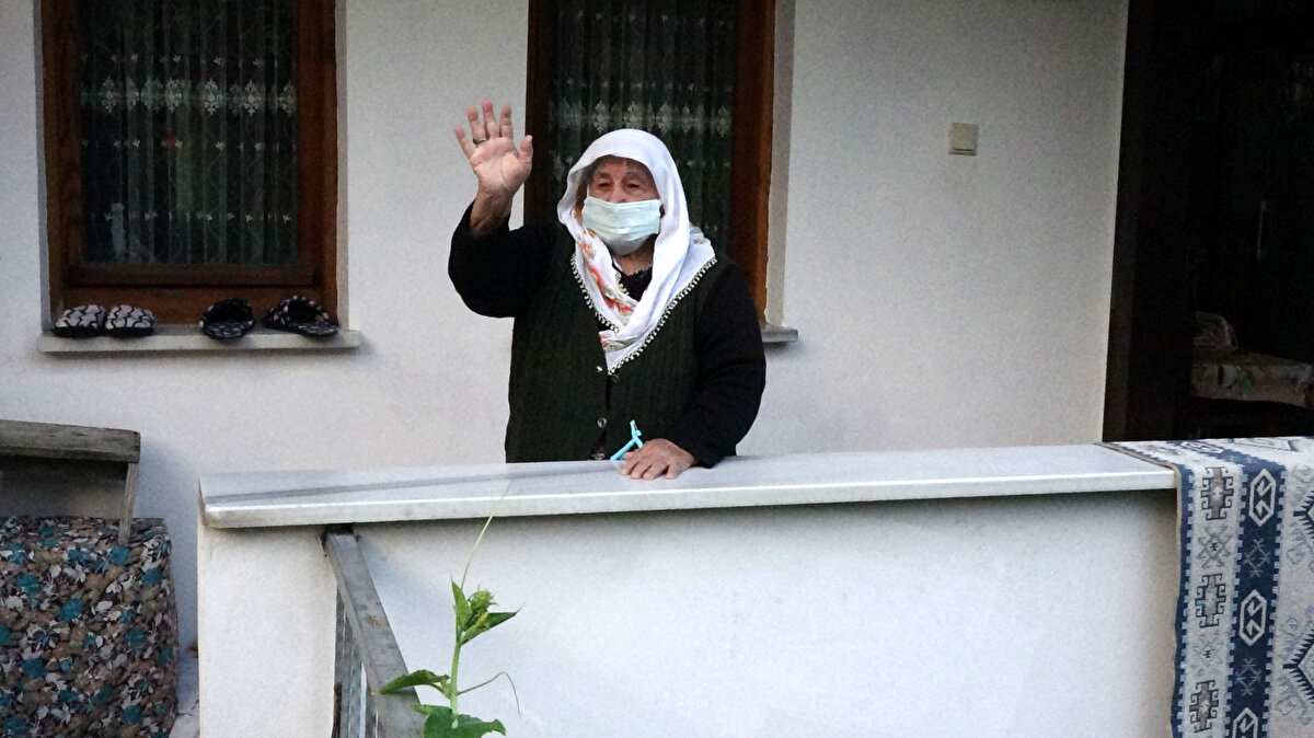 Koronavirüsü aşı sayesinde hastaneye yatmadan atlattığını dile getiren Özkan, Ben iki aşımı da olmuştum. Aşılar sayesinde iyi atlattım. Şükür olsun Allah'ıma. Herkes, aklı olan gitsin aşısını yaptırsın. Şimdi gitsem yine aşı yaptırırım. Aşı yaptırmanın bir zoru yok. Kimisi istemiyor, korkuyor. Bundan korkacak bir şey yok. O kadar gidiyorsun, iğneleri yaptırıyorsun, bunu duymuyorsun bile. Niye kaçıyorsun bundan? O kadar zahmeti çekene kadar onu vurulsan ne olurdu? ifadesini kullandı.<br><br>