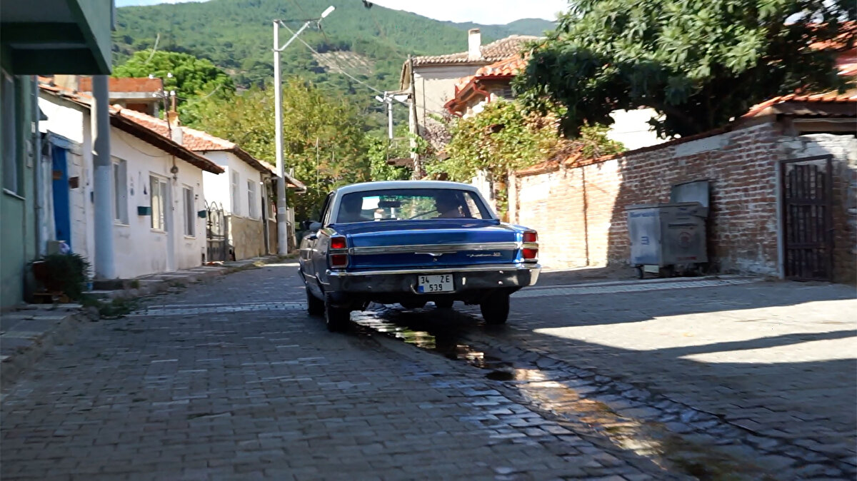 Aracını çok seven ve kapalı garajda tutarak sık sık temizliğiyle ilgilenen Mandev, zaman zaman otomobiline binerek mahallede tur atıyor.<br><br>