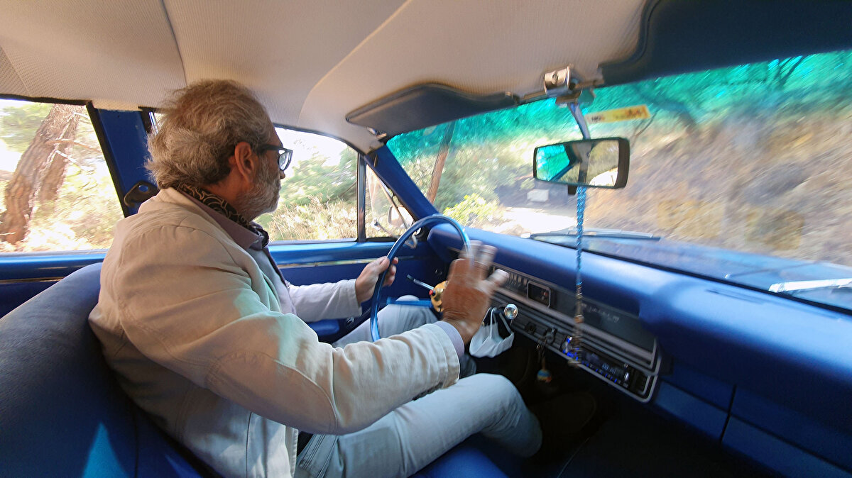 Zeki Mandev, neredeyse çocuklarıyla yaşıt olan aracına hiçbir zaman maddi gözle bakmadığını söyledi.<br><br>Yıllar itibarıyla ufak tefek çürükleri olan arabasının boyasında değişimler gerektiğini belirten Mandev, 2-3 senede bir bakımlarını yaptırarak aracını bu hale getirdiğini anlattı.