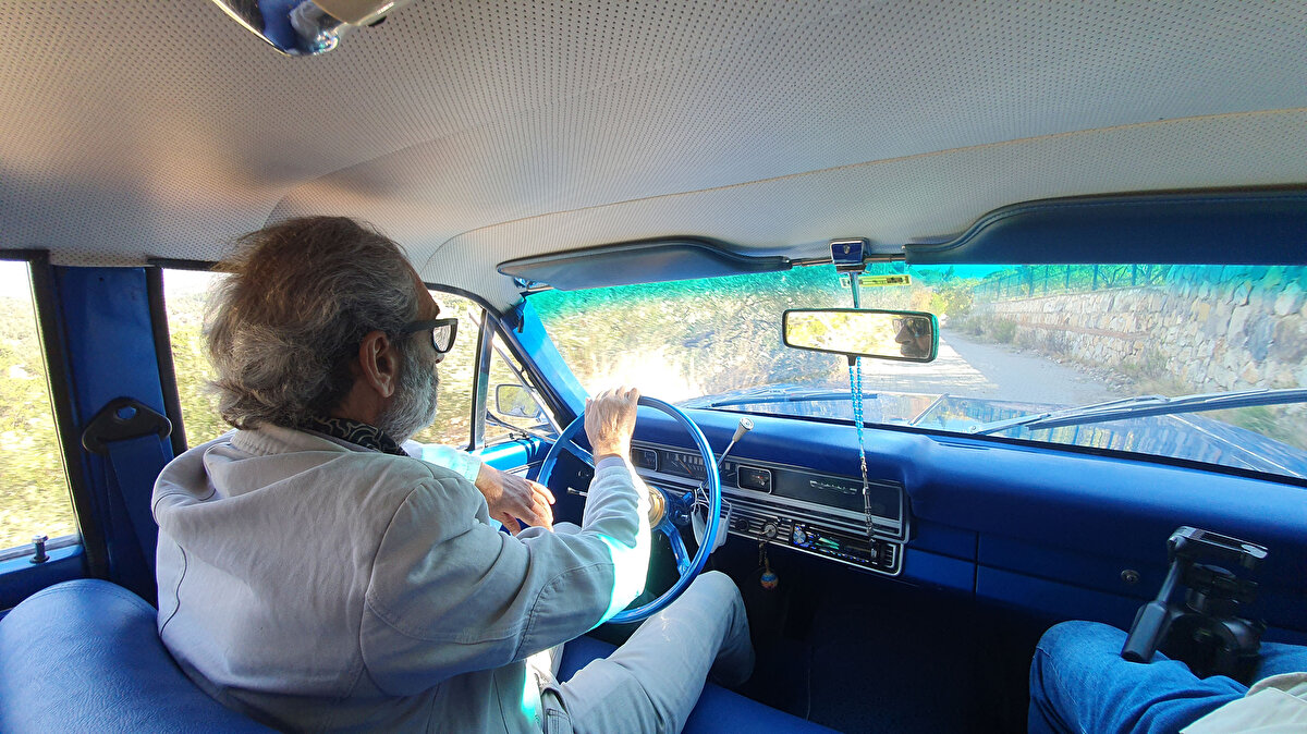 Aracının kendisi için çok kıymetli olduğunu vurgulayan Mandev, "Değişen aksamlarını bile Amerika'dan orijinallerini getirttim. Dolayısıyla bakım işleri uzun sürüyor. Eski bir arkadaşım gibi, hatıralarımın olduğu bu arabayı yanımdan ayırmıyorum. Benim için manevi değeri çok yüksek" diye konuştu.