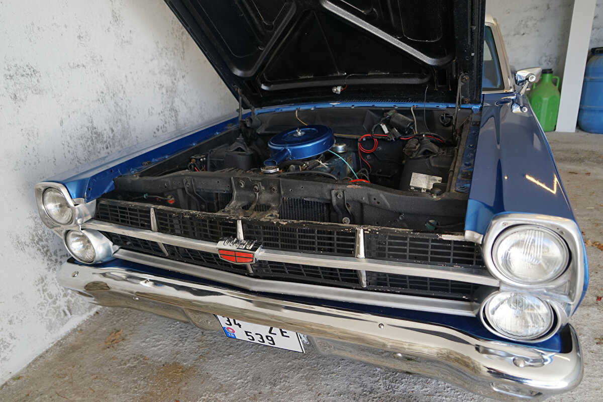 "Onunla yaşadığım bir sürü hatıram var. Bunun bence maddi karşılığı yok" diyen Mandev, "Bana ne teklif ederlerse etsinler, insan evladını, oğlunu, manevi değerleri olan şahsiyetleri parayla satar mı? Bu da benim için manevi değeri olan bir araba." şeklinde konuştu.<br><br>Mandev, aracını satmayı düşünmediğini sözlerine ekledi.