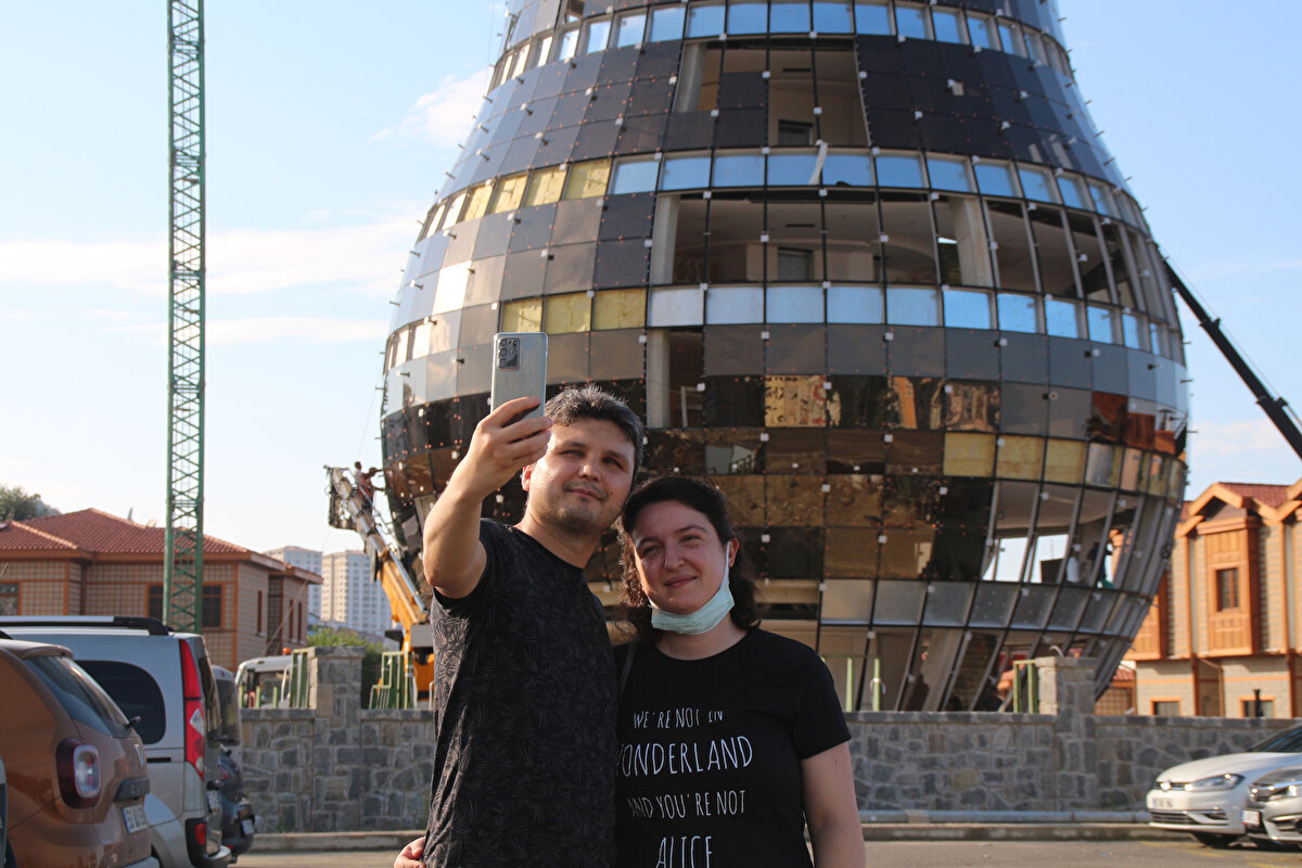 Naciye Arıkan Horoz ise "Rize'miz için çay çok önemli. Çayın simgesi olan çay bardağı şeklinde yapılmış bina çok iyi bir fikir. Çok hoşumuza gitti. Camları takılınca biraz koyu oldu demini sanki fazla kaçırdılar ama çok güzel oldu. Daha bina açılmadan sosyal medyada da yoğun ilgi görüyor" dedi.