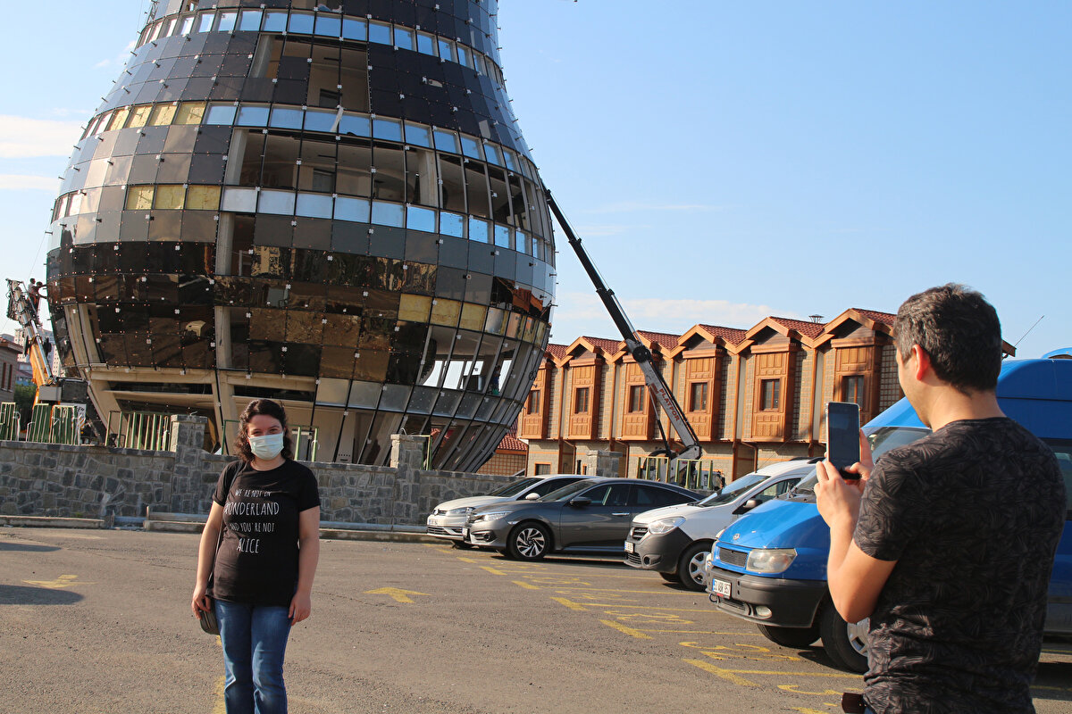 Rize'de vatandaşlar da çay bardağı binası için ilginç yorumlarda bulundu. Bina önünde fotoğraf çektiren Salih Can Keskin, "Çay bardağı binası Rize'nin güzel bir simgesi oldu. Paris'in Eyfel Kulesi varsa, bizim de çay bardağımız var. Bizim de en çok kullandığımız ince belli çay bardağı olmuş ama sanki biraz demini fazla kaçırmışlar. Guinness Rekorlar Kitabı'na da girerse namı her yerde duyulmuş olur" diye konuştu.