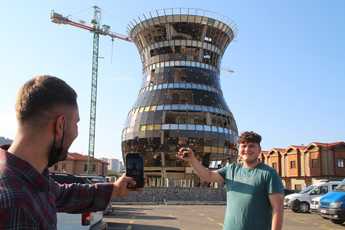 Çay bardağı binasının Rize'nin tanıtımı açısından sembol olacağını belirten Erdoğan, “Binamızı kültürümüze yerleşen ince belli çay bardağı şeklinde tasarladık. Bu bardağı burada gören insanlarımız geceli gündüzlü ışıklandırmasıyla beraber orada bir selfie çekmeden, sosyal medyada paylaşmadan gitmeyecek. Çay bardağı Rize'nin tanıtımı açısından bir sembol olacak, turizme katkısı olacak" dedi.