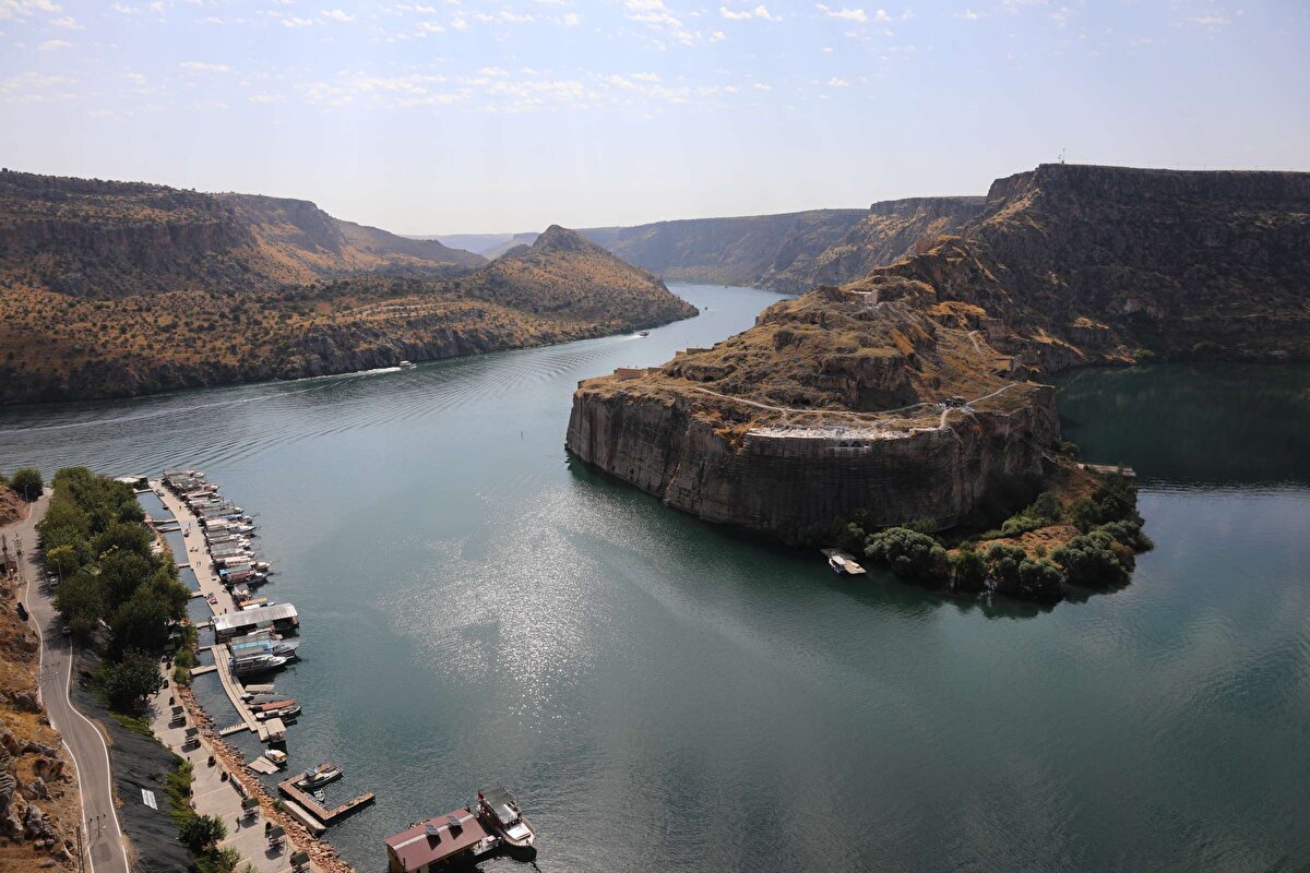 Rumkale'ye yapılan cam terasın Gaziantep turizmine katkı sağlayacağını kaydeden Murat Barık ise "Rumkale canlandıkça Gaziantep canlanacak. Yapılan seyir terasın inanılmaz bir görüntüsü var. Herkes gelip buradaki güzellikleri görmeli. Bazı arkadaşlarımız yürürken korktu ama yükseklik korkusu olmayan tüm vatandaşlar mutlaka gelip görmeli" diye konuştu.<br><br>