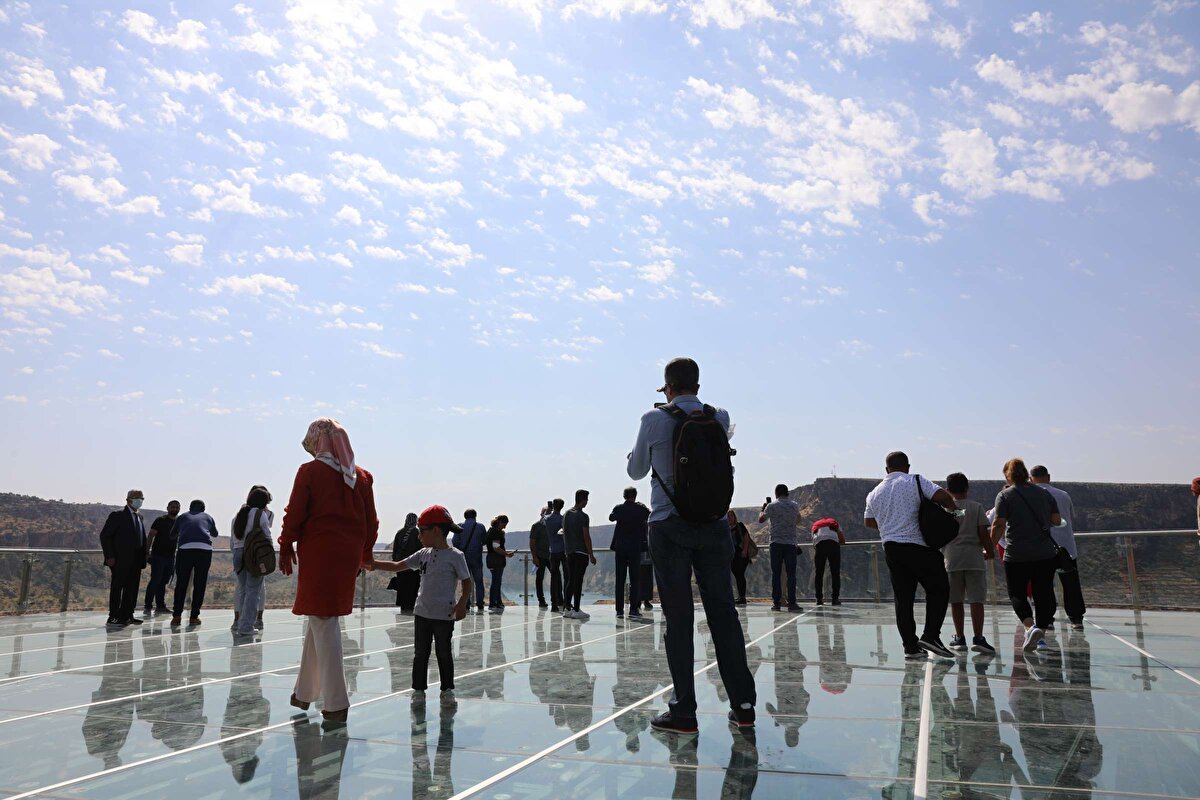 Tarihi Rumkale, içerisinde yer alan yapıların yanı sıra Fırat Nehri boyunca uzanan doğal güzelliğiyle de yerli ve yabancı turistlerin ilgisini çekiyor.<br>