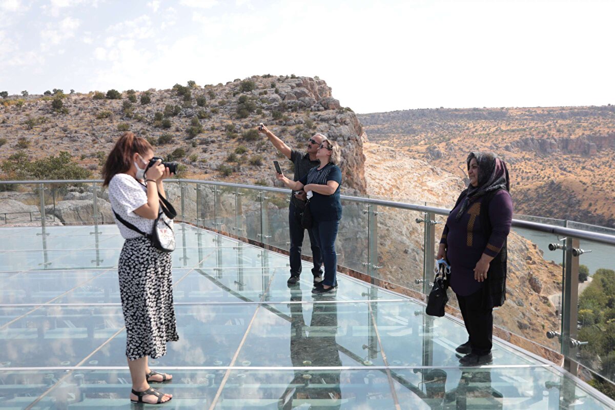 Gaziantep'de tarihi Rumkale'de yapımı tamamlanan cam terasın kapıları, ilk ziyaretçilere açıldı. 150 metre yükseklikte yürüyenlerin kimi manzaranın keyfini çıkarmaya çalıştı, kimi de korkuluklara tutunarak geri döndü.<br>