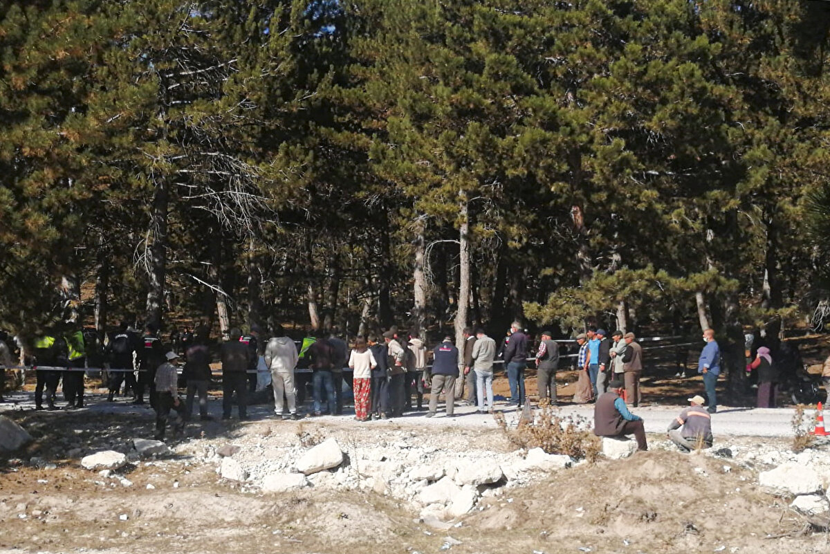 Kazada, 4'ü öğrenci 5 kişi hayatını kaybetti. Aracın sürücüsü ile 2 öğrenci yaralandı.