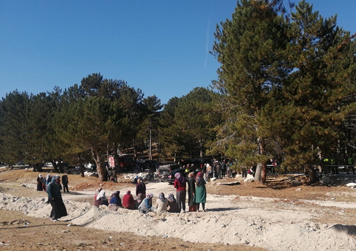 İhbar üzerine kaza yerine polis, jandarma, sağlık ve itfaiye ekipleri sevk edildi.