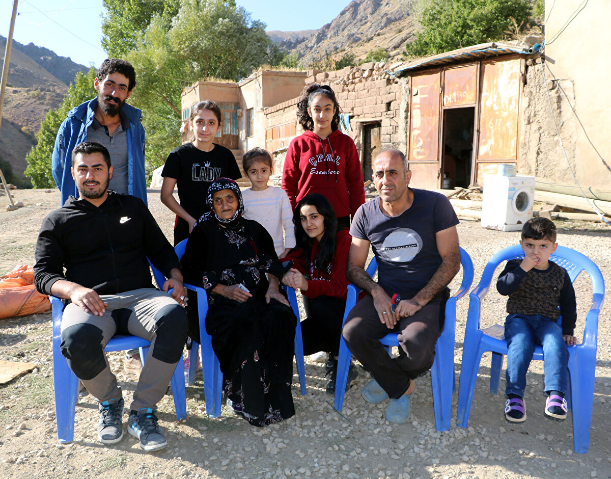 Annesinin çok sağlıklı olduğunu belirten Sait Engindeniz ise "Köyümüz, yayla havasında. Havası, güzel, suyu temiz; her şeyi doğal. Annem 1 senedir artık ağır işleri yapmıyor. Sadece yemekler konusunda gelinlerine yardımcı oluyor. Neyin, nasıl yapılacağına özellikle kış için yoğurt, peynirin nasıl muhafaza edeceğine yardımcı oluyor. Çalışmasına izin vermiyoruz artık. Zamanını torunlarıyla geçirsin, istiyoruz. Sağlığı çok iyi. Arada bir ceviz toplamaya çıkıyor. Şu an çevremizde de 117 yaşında yaşayan birini duymadık" dedi.