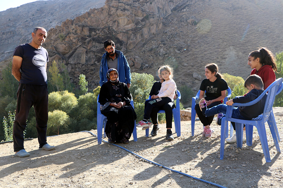 1994 yılında 30 ailenin yaşadığı köyde şu an sadece 2 ailenin kaldığını anlatan Engindeniz, "Köyümüz çok güzel. Burada çiftçilikle uğraşıyoruz. Burada her şeyimiz doğal, yiyeceklerimizi kendimiz burada karşılıyoruz. Eskiden sürekli dağda koyun sağmaya ve pancar toplamaya çıkardım. Son 2 yıldır artık yavaş yavaş işlerimi gelinlerime bıraktım. Şimdi de gelinlerimle birlikte zaman zaman koyunların içine gidiyorum. Evde ufak tefek işler de yapıyorum ama zamanımı torunlarımla geçiriyorum. Eşim de uzun süre yaşadı. Çok şükür, şu an sağlığım yerinde. Allah herkese sağlıklı ömürler versin" diye konuştu.
