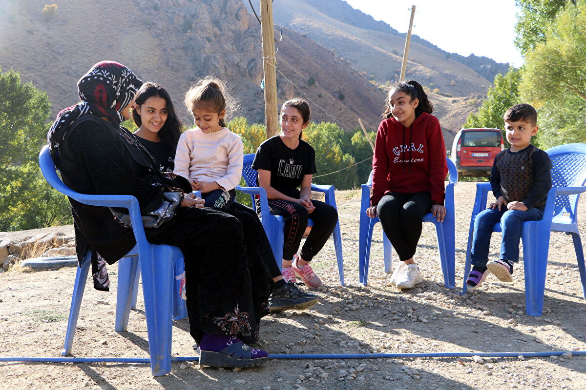 Ninesini çok sevdiğini ve onunla güzel vakit geçirdiğini anlatan 9'uncu sınıf öğrencisi Yezda Engindeniz de "Eski zamanlardan çok söz ediyor. Bu konuda bizi bilgilendirir. Bize, özellikle kış aylarında yaşadıkları zorlukları ve gördüklerini anlatır. Okul saatleri dışında günümüz ninemizle geçiyor. Allah sağlıklı ömürler versin. Onu çok seviyoruz" diye konuştu.