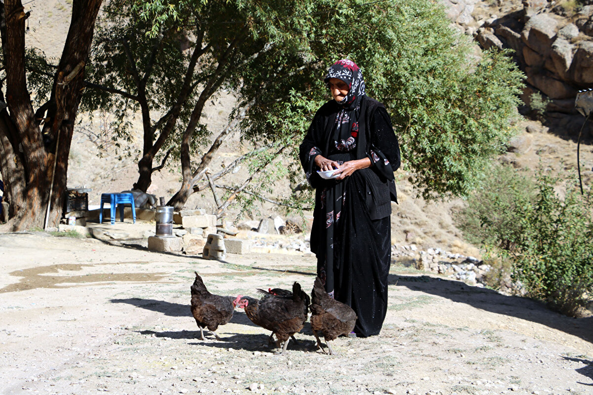 Küçük oğlu Sait Engindeniz'in evinde gelini ve torunlarıyla yaşayan Muteber Engindeniz, iki doz aşısını da yaptırdığını belirterek, herkesi aşı olmaya davet etti. Engindeniz "19 yıl önce eşimi kaybettim. Çocuklarım ve torunlarımla hayatta tutundum. Çocukluğumdan beri her gün süt, yoğurt, peynir ve bahçemde yetiştirdiğim sebzelerimi yerim. Giyecek dışında şehirde hiç alışveriş yapmadım. Her zaman hareketli bir insan oldum. Bu yaşıma kadar ciddi bir hastalık da geçirmedim. Allah bana daha ne kadar ömür verecek, bilmiyorum ama bana yaşattığı güzel bir hayat için Allah'ıma her zaman şükrediyorum" dedi.