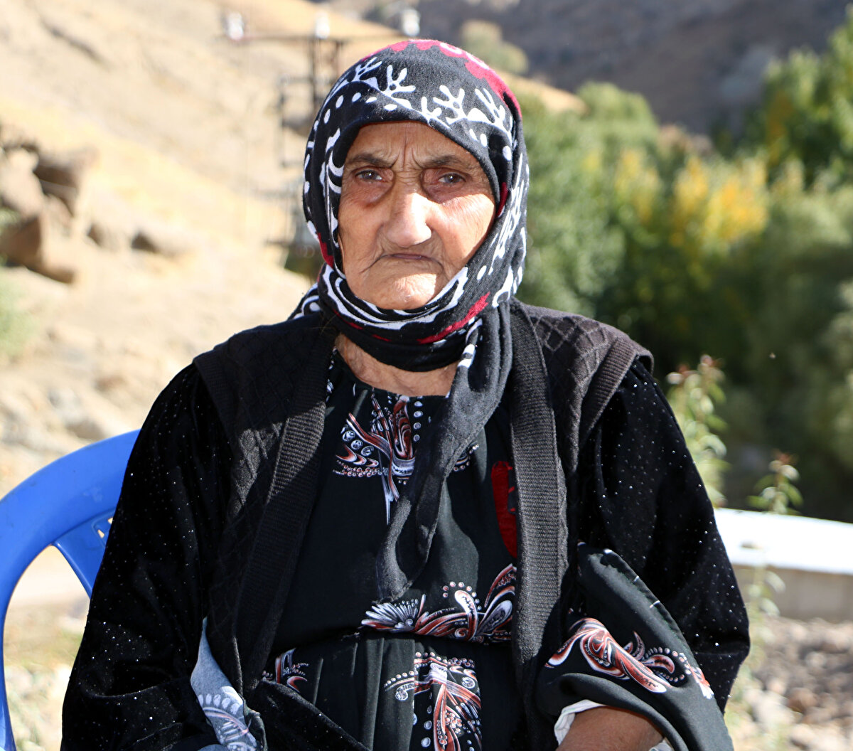 Yüksekova'da Esendere beldesinin Akçadam köyünde, 1994 yılında 30 aile hayatını sürdürürken, göçle bu sayı 2'ye düştü. Şu an Engindeniz ve İsmailoğlu ailelerinden sadece 30 nüfusun bulunduğu köyde yaşayan Muteber Engindeniz, kimlikteki yaşıyla Türkiye'nin şu ana kadar koronavirüsü yenen en yaşlı kişileri arasında bulunuyor.
