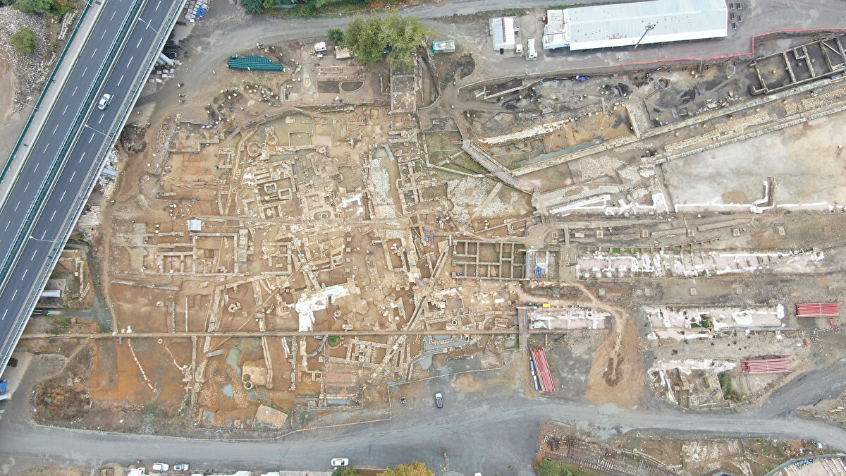 Peronların altındaki alanda 5 bölmeli önemli bir yapı komplesi ortaya çıkarıldı. İçinde sikke ve çanak çömleklerin bulunduğu yapı kompleksi 4-5 yüzyıllara tarihleniyor. Zemininde mermer blokların bulunduğu kompleksin özellikleri ise kazı çalışmalarıyla birlikte gün yüzüne çıkacak.<br><br>