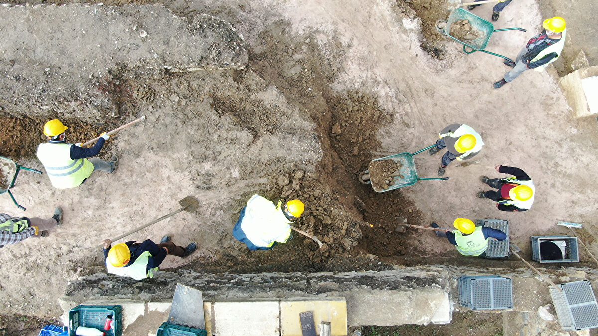 Asal, çalışmaların tamamlanacağı süre içinde bilgi vererek, "Bundan sonra hedefimiz pandeminin müsaade ettiği ölçüde, tedbirlerimizi alarak, işçi sayısını artırmak. Ama aynı zamanda arkeolojik kalıntılarla karşılaştığımızda bunu kurula götürüyoruz ve onların kararlarına göre adım atıyoruz ve dolayısıyla bir hedef iş programı bildiremiyoruz. Ama biz şu an 70 bin metrekareyi geçmeyen bir demir yolu planını kesinleştirdik. Yani arkeolojik kazıları tamamladığımız, defalarca revize ettiğimiz bir projemiz var. Artık finalize oldu diyebilirim. Bundan sonraki hedefimiz hem bir yandan henüz açılmamış alanlarda arkeolojik kazıları genişletmek ama aynı zamanda kesinleşmiş alanlarda projemizi geliştiriyoruz. Kapalı mekanların, açık hava müzesinin tasarımını devam ettiriyoruz. Hedefimiz 2 yıl içerisinde bunları tamamlamak" dedi.<br><br>