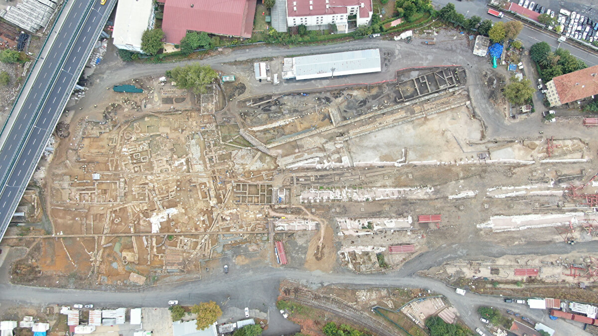 Peronların kaldırılmasıyla birlikte kazılarda yeni bir çoklu mezar daha tespit edildi. Henüz çalışmaların devam ettiği orta Bizans dönemine yani 10-11. yüzyıllara ait mezarda 8 kişinin kemikleri bulundu.<br><br>