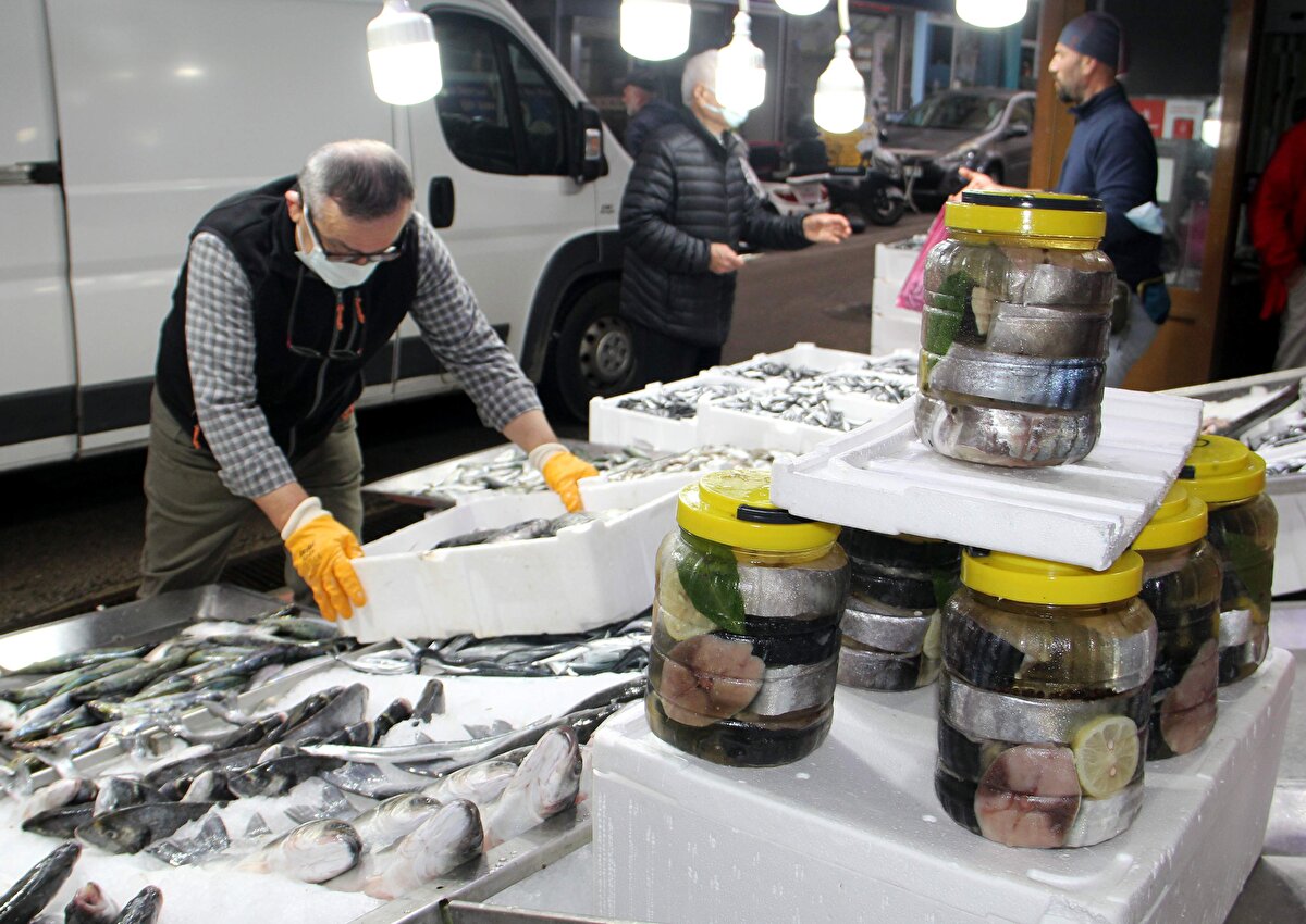 "Geçen yıl palamut bolluğu yaşanırken vatandaşlarımız kilosu 100 liradan, ucuz lakerda yedi. Bu yıl balığın az olması nedeniyle il dışından gelen talepleri maalesef karşılayamıyoruz. Sınırlı sayıda yaptığımız lakerdaları da daimi müşterilerimize vermek zorunda kalıyoruz. Yaklaşık 3 kilogram ağırlığında olan ve büyüklüğüne göre tanesi 180 ile 220 lira arasında değişen torikler temizlenip dilimlendikten sonra 2 kilogram geliyor. İki kiloluk cam kavanozlarda yaptığımız lakerdaları da 300 liradan satışa sunuyoruz."