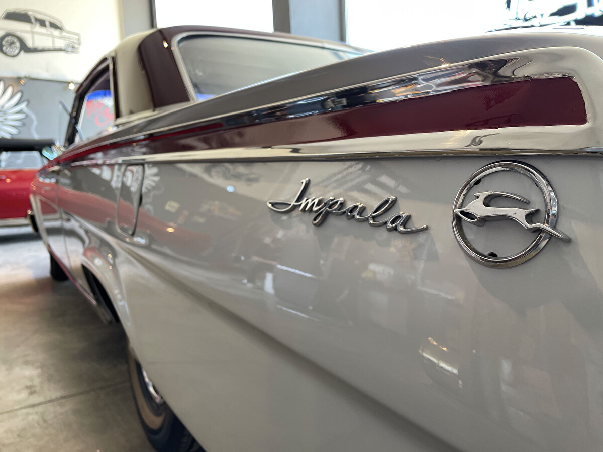 Yapru, evinin sokağında babasının yanında başladığı klasik araç tamiri ve restorasyonunda kendisini geliştirerek, eski araba tutkunları ile dizi ve film setlerinin klasik otomobil talebini karşılıyor.<br>