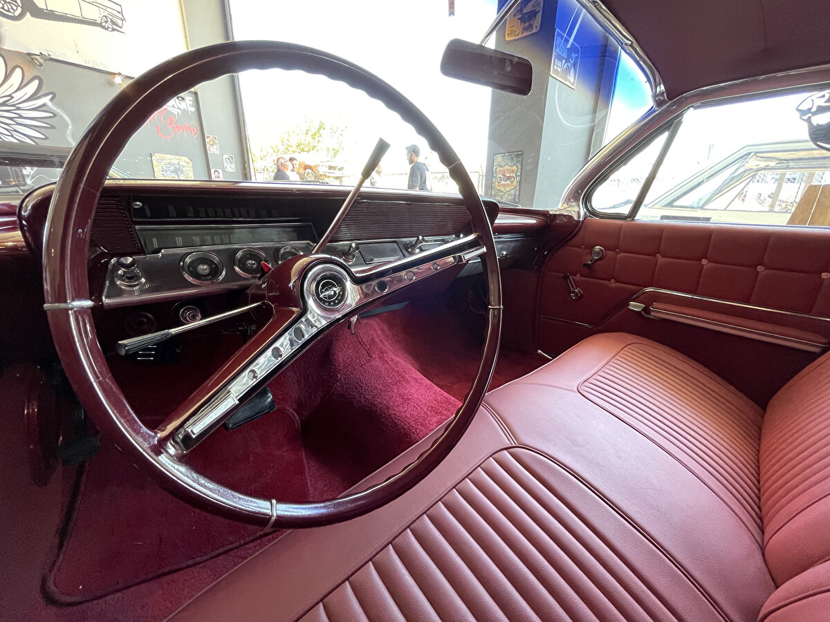 Klasik otomobil ustası Murat Yapru, araç onarım ve restore işini 8-9 yaşlarından itibaren tamirciliği hobi olarak yapan babasının yanında öğrendiğini söyledi.<br>