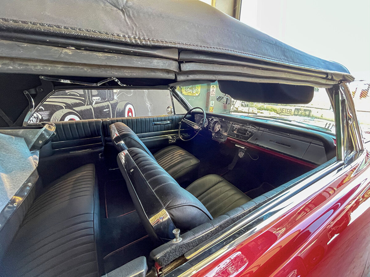 Bir ara fabrikada çalıştığını, 10 yıl önce ise işi bırakarak klasik otomobil restorasyonu için bir garaj kurduğunu anlatan Yapru, "Klasik otomobil tutkum çok ağır bastı, bir tamirhanem yoktu ve küçük yaşlarda kendi otomobilimi sokakta tamir etmeye başladım. Bu işten aşırı keyif alıyordum ve bu işi yapmaya karar verdim" dedi.<br>