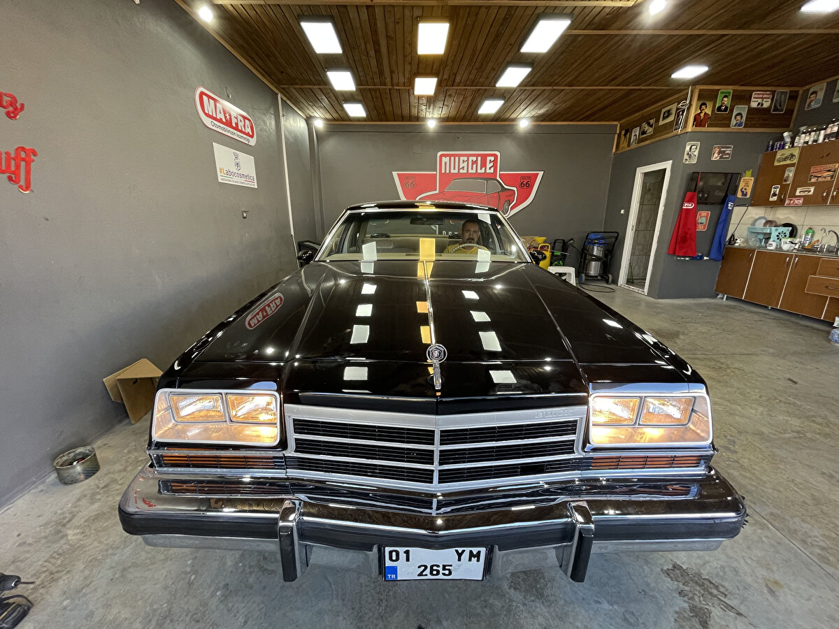 Yapru, taleplere yetişmekte güçlük çektiğini belirterek, "Yine sokakta kendi aldığım otomobilleri onararak satmaya başladım. Daha sonra Adana'da dizi ve film setleri benden otomobil talep etmeye başladı. Artık hobi olmaktan çıktı ve gelir kaynağım oldu. Bir garaj açmak zorunda kaldım ve artık profesyonel bir ekiple klasik otomobil restore etmeye başladık" diye konuştu.<br>