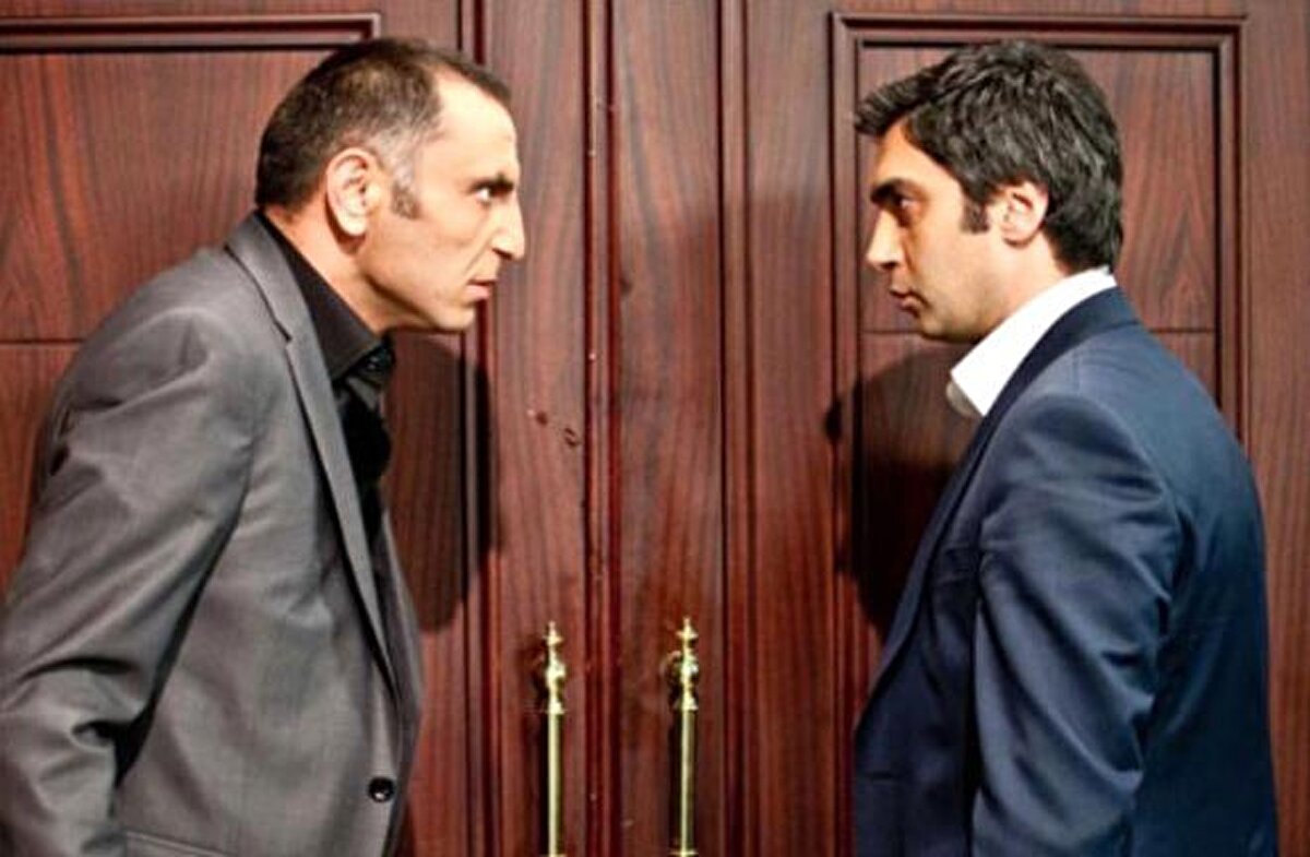 47 yaşındaki oyucunun 39 yaşındaki kardeşi Volkan Uygun'un kim olduğunu ve iki kardeşin birbiriyle olan benzerliğini görenler ise bir hayli şaşkın.