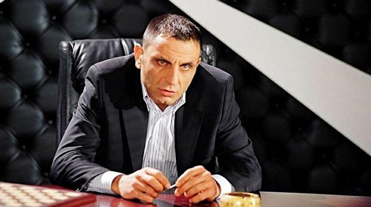 Kurtlar Vadisi: Gladio'da yapım asistanı, Çanakkale Yolun Sonu sinema filmi yapım ekibinde görev alan Volkan Uygun, efsane dizide Memati'nin gençliğini canlandırdı.<br>