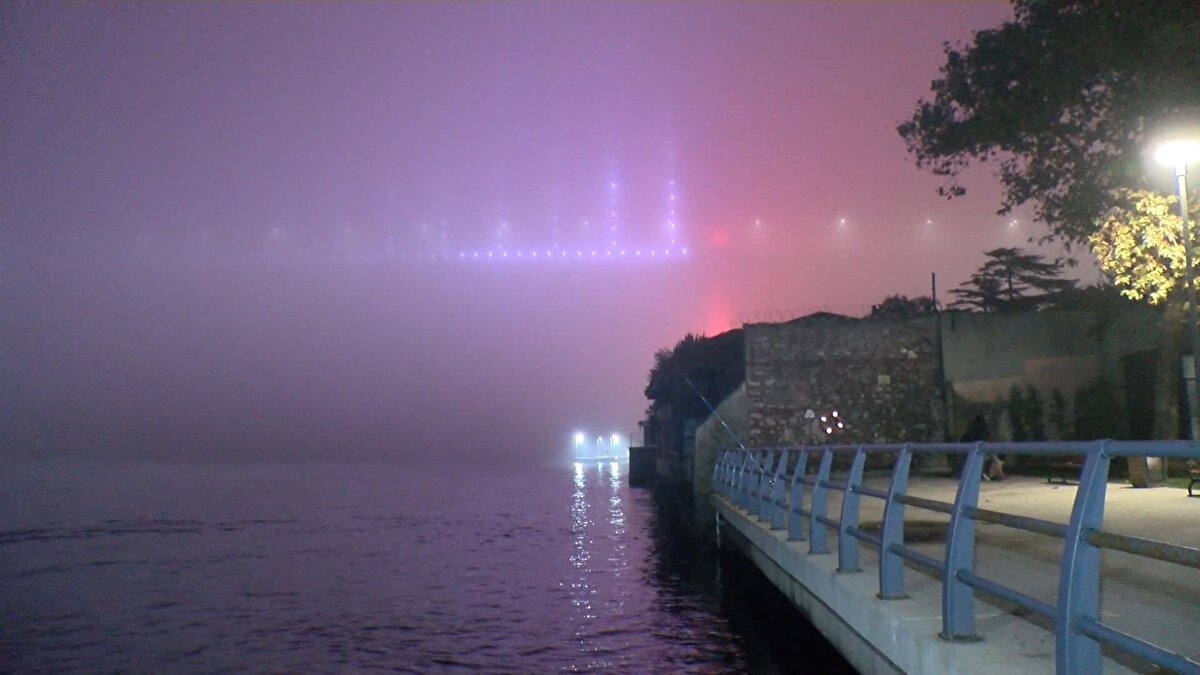 Gece saatlerinde yoğun sis nedeniyle 15 Temmuz Şehitler Köprüsü ve Fatih sultan Mehmet Köprüsü neredeyse görünmez hale geldi.