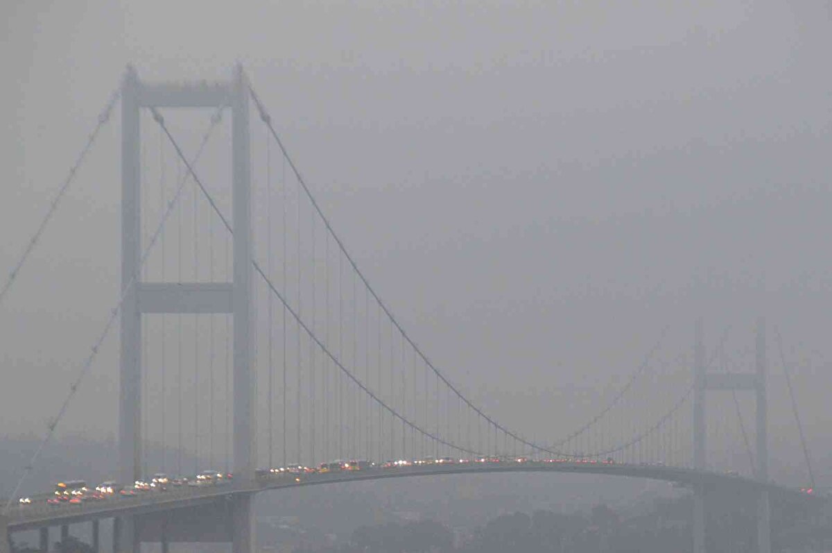 Gece saatlerinde İstanbul'un genelinde etkili olan sis, sabahın erken saatlerinde de etkisini göstermeye devam etti.