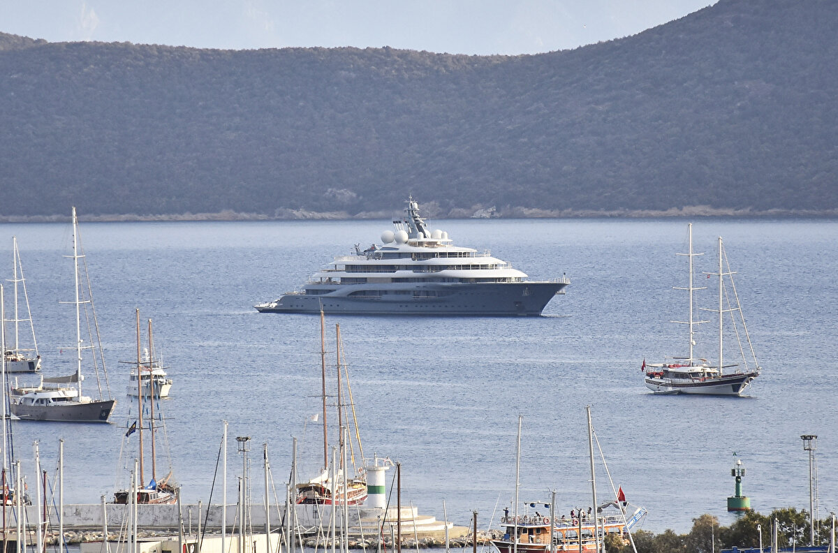 Önceki yıl yaz aylarında Bodrum'un yanı sıra Muğla'nın turistik ilçeleri Fethiye ve Marmaris'te de görülen yata zaman zaman yakıt ikmali yapılmıştı.<br><br>