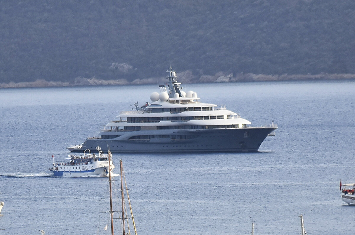 Motor yatların uzunluk sıralamasına göre 18'inci sırada gösterilen "Flying Fox" un haftalık kirası, yat sektöründe hizmet veren internet sitelerinde 3 milyon euro olarak belirtiliyor.<br>