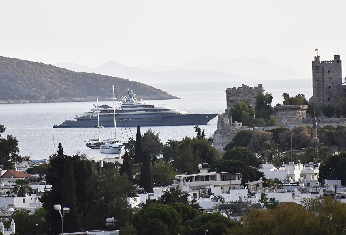 Cayman Adaları bayraklı 136 metre uzunluğundaki yat, Bodrum Kalesi açıklarına demirledi. Turistik ilçenin farklı noktalarından da görülebilen yat, büyüklüğü ve gösterişli duruşuyla dikkati çekti.<br><br>