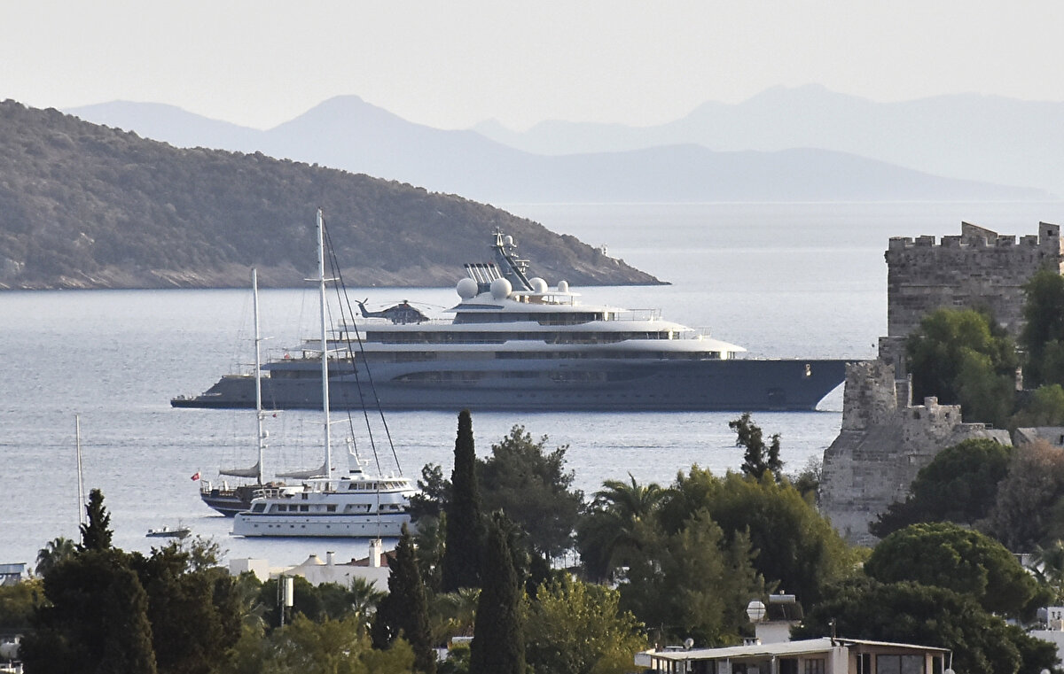 Üzerinde 10 milyon dolar değerinde bir helikopter duran ve iki helikopter pisti bulunan yat, bir süre sonra hareket edip Türkbükü açıklarına geldi. Havuz, jakuzi, spa, spor salonu, su sporları ve sinema imkanı bulunan yatta, biri ana süit, 10'u VIP olmak üzere 11 kabinde 22 misafir ağırlanabiliyor.<br><br>
