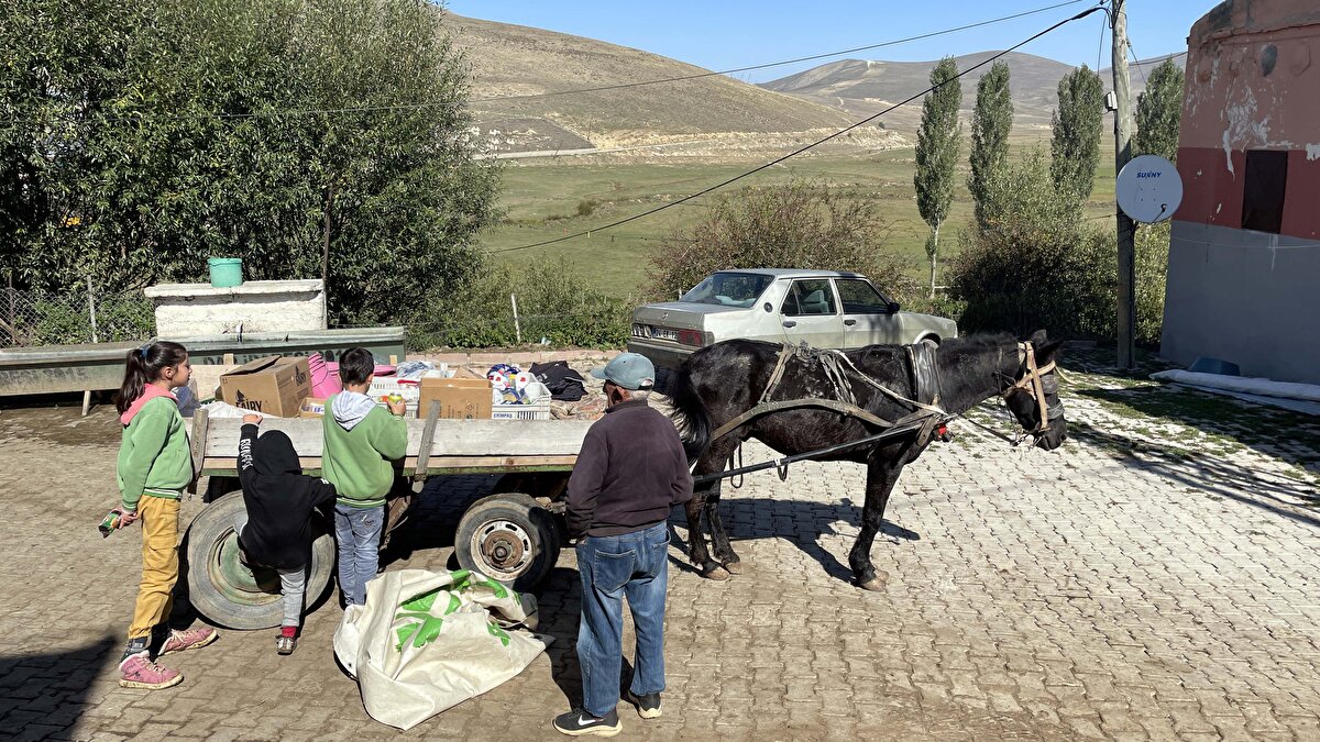 Büyükgelengeç köyünde yaşayan Hasan Efek, köylerinin ilçe ve kasabalara uzak olduğunu belirtirken, "Zeki amcamız yıllardır buraya gelip gidiyor. Bizi sever, biz de onu seviyoruz. Her zaman birbirimize yardımcı oluruz" dedi.<br><br>