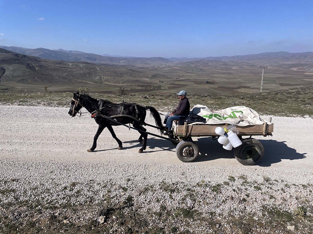 Sabahın ilk ışıklarıyla deposundaki ürünleri at arabasına yükleyen ve son 15 yılını beraber aşındırdığı atıyla yollara koyulan Yıldırım, gittiği köylerde kadınların ve özellikle çocukların ilgisiyle karşılaşıyor.<br>