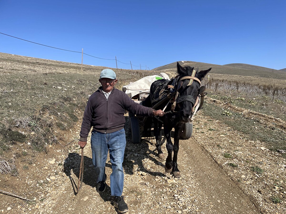 Küçükgelengeç köyünde yaşayan Baran Kaya, Yıldırım'ın yıllardır satış yapmak için köylerine geldiğini ve temel gıda maddelerinin yanı sıra meyve suyu, çikolata gibi ürünler satarak çocukları da sevindirdiğini söyledi.<br><br>
