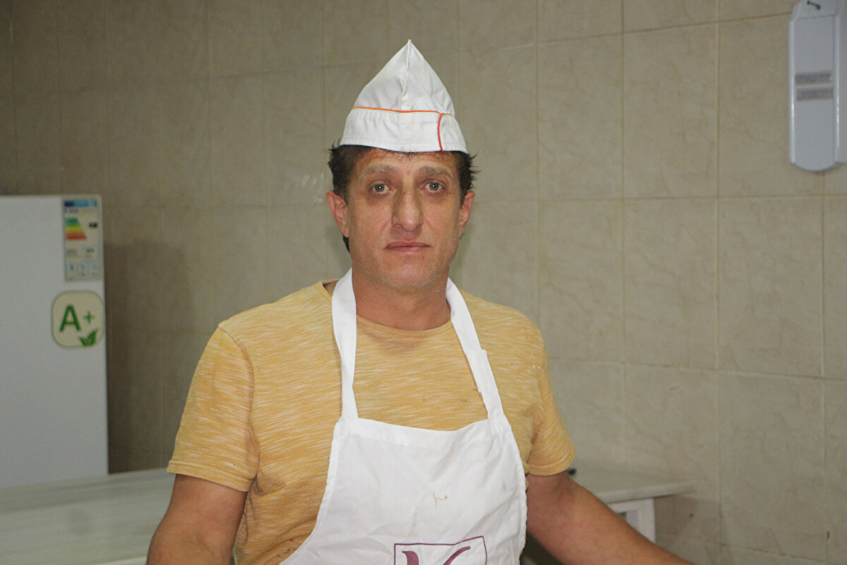 Kazı kazan kartlarını tesadüfen aldığını söyleyen İlyas Aydınoğlu, "Kazı kazanı tesadüfen iki tane aldım. Birini tam kazıdım, diğerini tam kazımadan 'nasıl olsa çıkmaz' diye attım çöpe. Ondan sonra benim oğlan bakmış. Baktı ki 200 bin TL çıkmış. Beni aradı, 'Baba bunu niye atıyorsun çöpe, para çıktı' dedi. Önce inanmadık. Daha sonra iş yerine geldim. Kazı kazanı aldım büfeye gittim. Doğruladılar, çöpten çıktı yani. Benim için çok önemli değil, çok büyük bir para da değil. Biz zaten çalışıyoruz, emeğimizin karşılığını alıyoruz. Esnaf olarak bir nebze bir yeri kapatıyor. Tamamen tesadüf oldu. Büfeye götürüp bakana kadar inanmadım" dedi.<br><br>