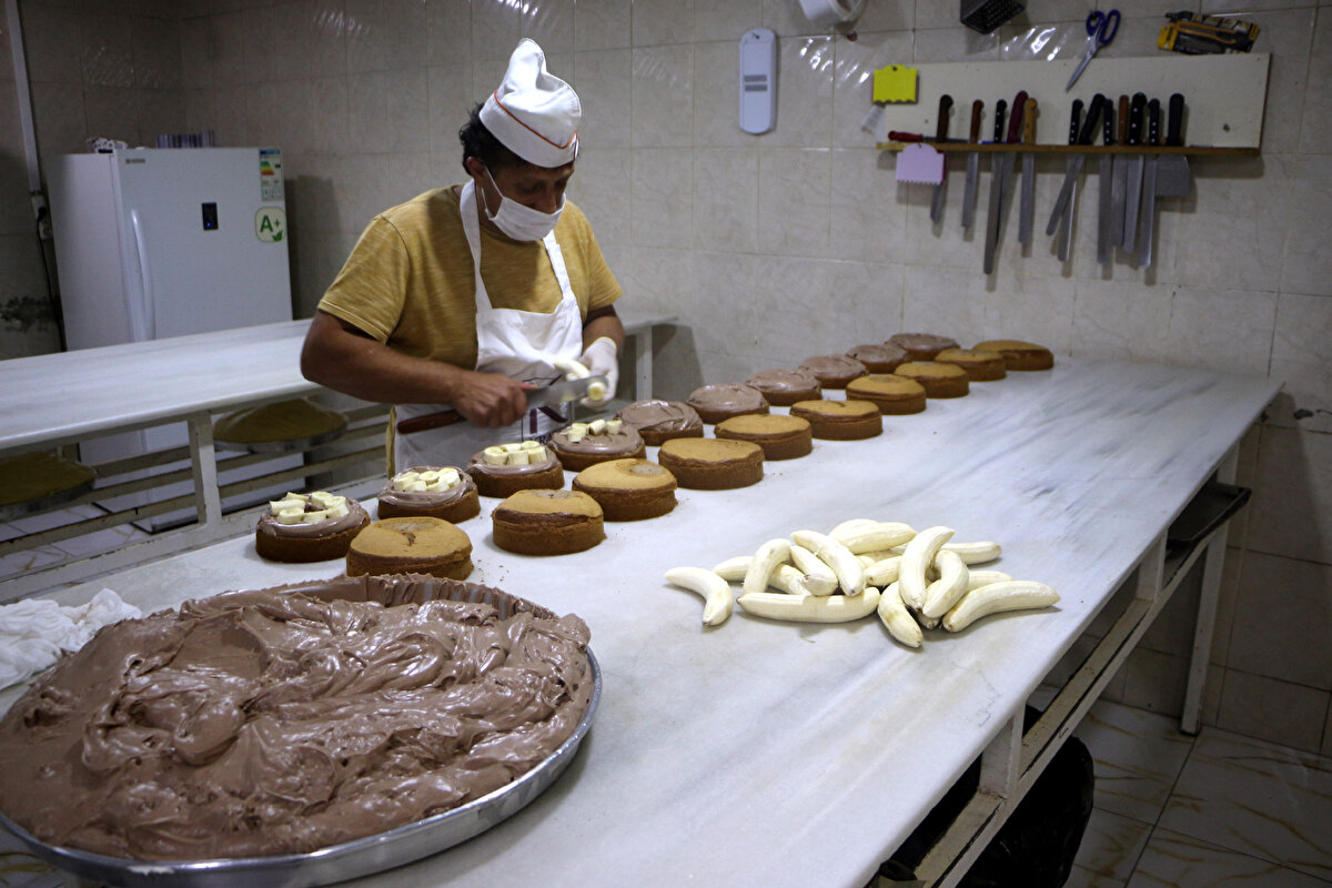 İlk başta inanamadım, bir daha baktım. Teyit etmek için arkadaşlarıma gösterdim. Ondan sonra babamı aradım. 200 bin TL çıktığını söyledim. O da inanmadı. Dükkana gelip kendi baktığı zaman inandı. Çöpe bakmak içime doğdu" diye konuştu.<br><br>