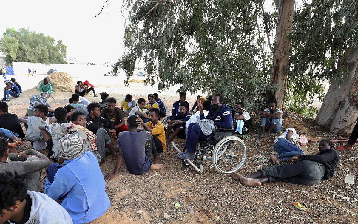Gut eş-Şaal hapishanesinde göçmen ölümlerine tanık olduğunu anlatan Henim, şunları söyledi:<br><br>"Gözlerimizle gördük. Öldürdüler, sonra fotoğraf çektiler, çarşaflara sarıp arabalara koyup götürdüler. Kim olduklarını bize göstermediler. 4 ölü vardı.<br><br>Nereye gitti kardeşlerimiz? (Yanındaki kadını göstererek) Bunun çocuğu nerde? 4 aylık bir bebek kayboldu. Evlatları kaybolanlar var. (Yanındaki küçük çocuğu göstererek) Bunun gibi küçük çocuklar kayıp. Anneleri burada."<br><br>Henim, UNHCR Libya Ofisi başta olmak üzere uluslararası toplum ve kuruluşlardan beklentilerinin ne olduğu sorusunu ise şöyle yanıtladı:<br><br>"Bizi buradan göndersinler. Libya'da eziyetten başka bir şey görmedik. Hapishaneden hapishaneye geziyoruz. Denize açılıyoruz, yakalayıp geri döndürüyorlar. Sonra hapse atıp bizden rüşvet alıyorlar. (Uluslararası toplumun) Hepsi gözlerini kapatmış. Yaşıyor muyuz, ölü müyüz, neredeyiz, soran yok. Kurumlardan hiçbir şey istemiyoruz. Bize kıyafet bile vermesinler. Sadece bizi yolcu etsinler, buradan çıkarsınlar. Başka bir şey istemiyoruz."