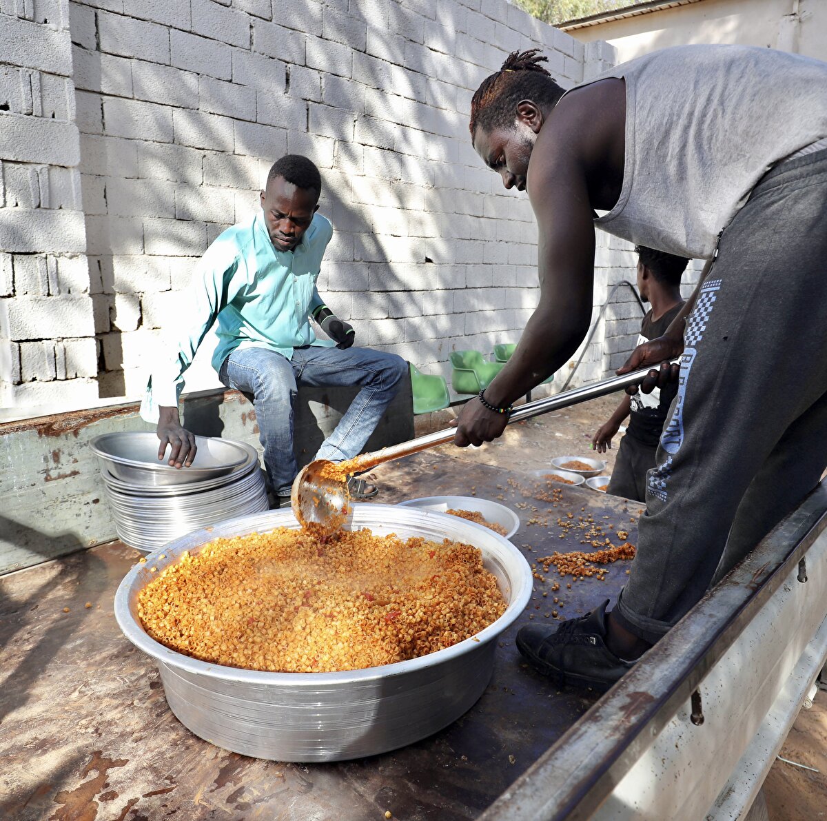 2011'den bu yana iç savaş ve istikrarsızlığın hakim olduğu Libya, son yıllarda yoksulluk ve çatışmalardan kaçan Afrikalı düzensiz göçmenlerin Avrupa'ya geçişinde en çok kullanılan ülke haline geldi.<br><br>Akdeniz'e açılan göçmenlerden her yıl yüzlercesi bindikleri güvensiz botların batması sonucu boğulurken, binlerce göçmen de denizde yakalanarak veya kurtarılarak Libya'ya gönderiliyor.<br><br>IOM'un paylaştığı son rakamlara göre, bu sene 25 binden fazla göçmen Libya'ya geri gönderildi. Yine bu yıl, Libya açıklarından Avrupa yolculuğuna çıkan göçmenlerden en az 470'inin öldüğü, 660'ının kayıp olduğu bildirildi.